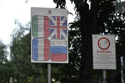 Bari, quanti errori in Piazza Umberto: cartelli multilingua scritti con i piedi